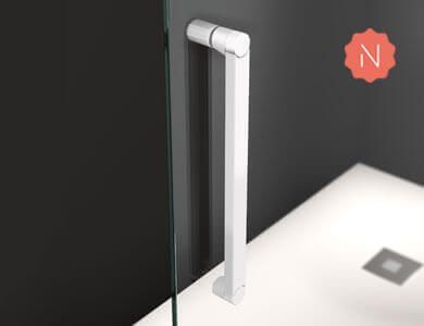 Barra de apoyo blanca en una puerta de ducha, montada en una pared gris oscuro junto a un piso de ducha blanco.