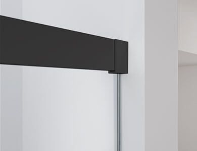 Cabecera rectangular de color negro adosada a una pared blanca, debajo se ve un poste de soporte de metal.