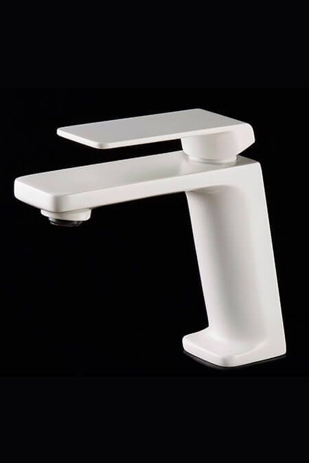 Grifo de baño moderno de color blanco sobre fondo negro.