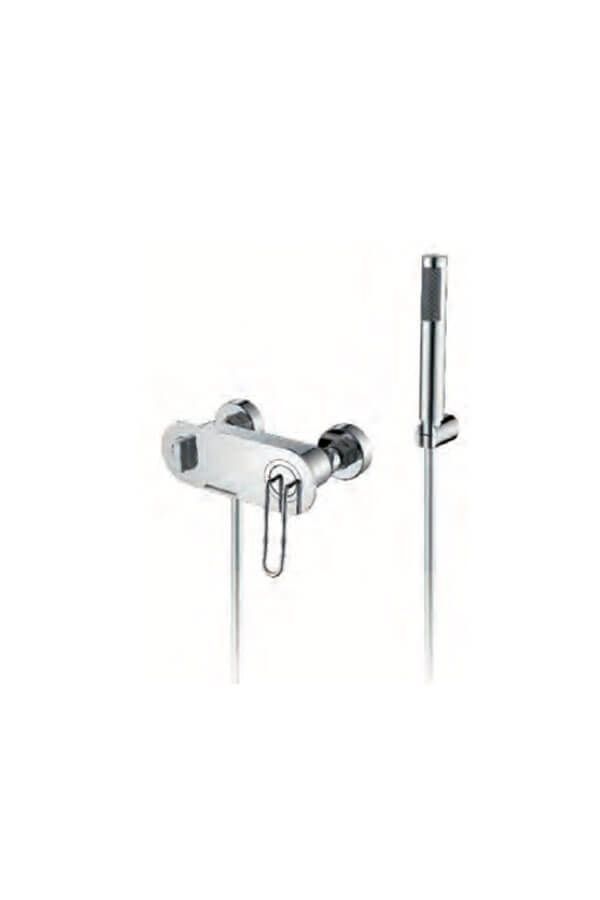 Grifo de ducha cromado con varilla de mano y manguera sobre fondo blanco.