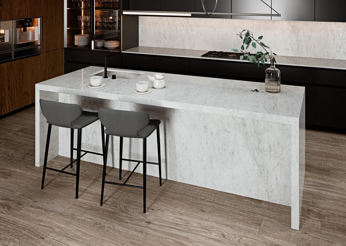 Cocina moderna con isla blanca, dos taburetes de bar grises y encimera de piedra.