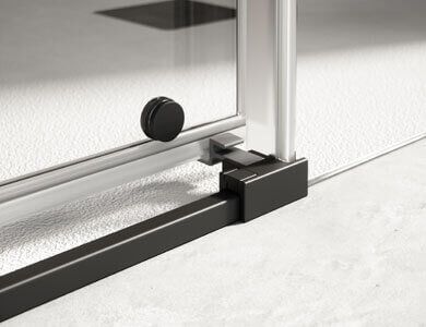 Manija de puerta de ducha dorada sobre panel de vidrio, dentro de una ducha.