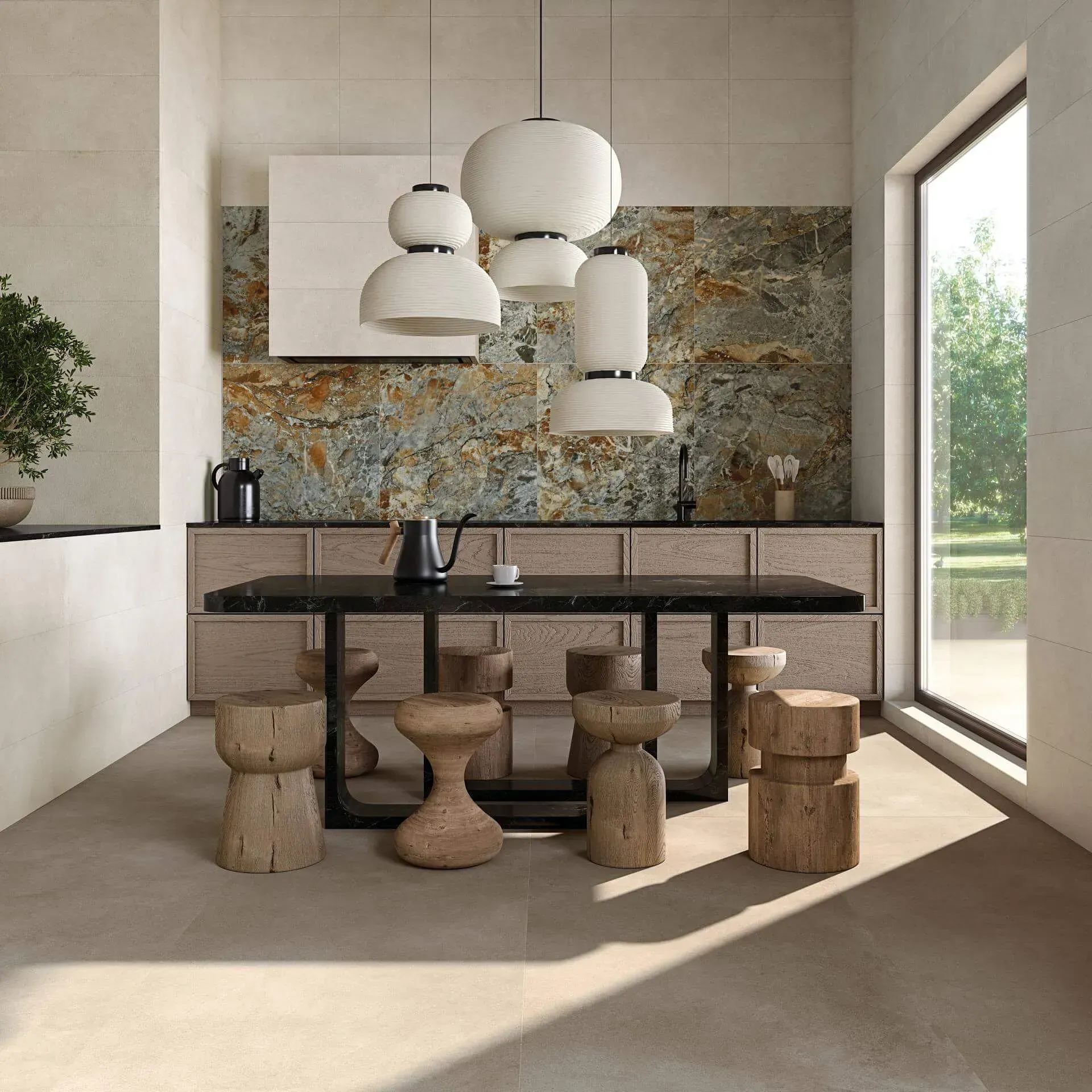 Cocina moderna con salpicadero de piedra, mesa oscura, taburetes de madera y ventana grande.