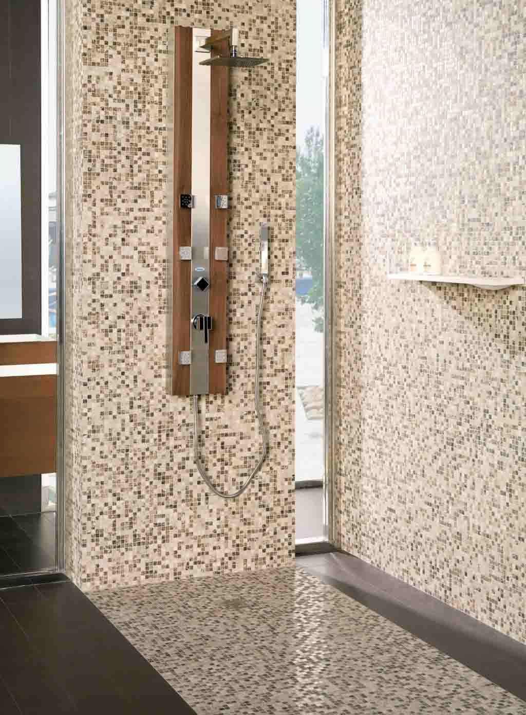 Ducha con paredes de mosaico y aplique de panel de madera.