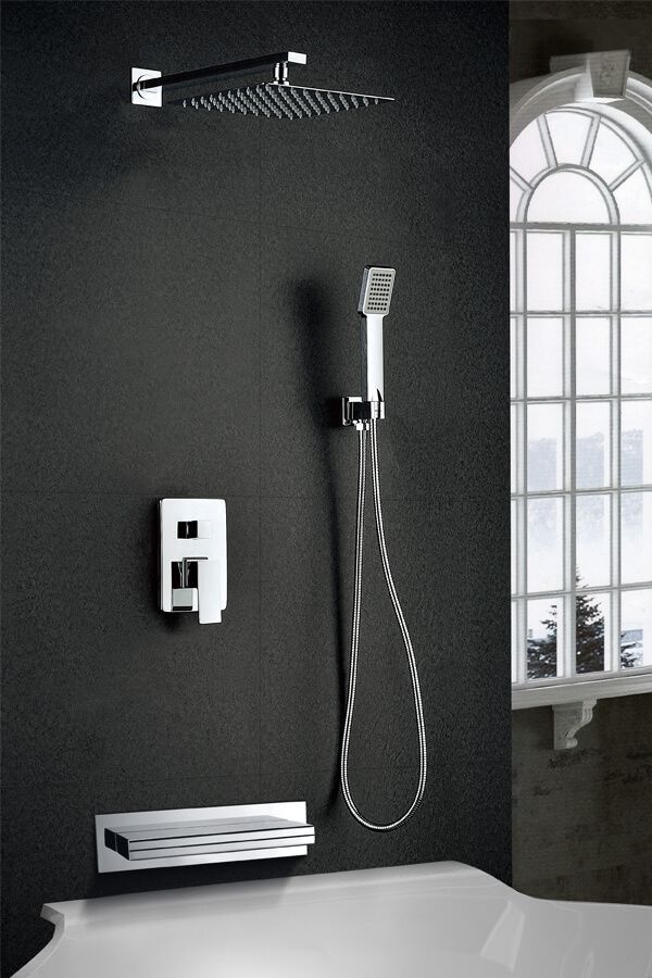 Grifos de ducha modernos montados en una pared oscura sobre una bañera blanca, al lado de una ventana.