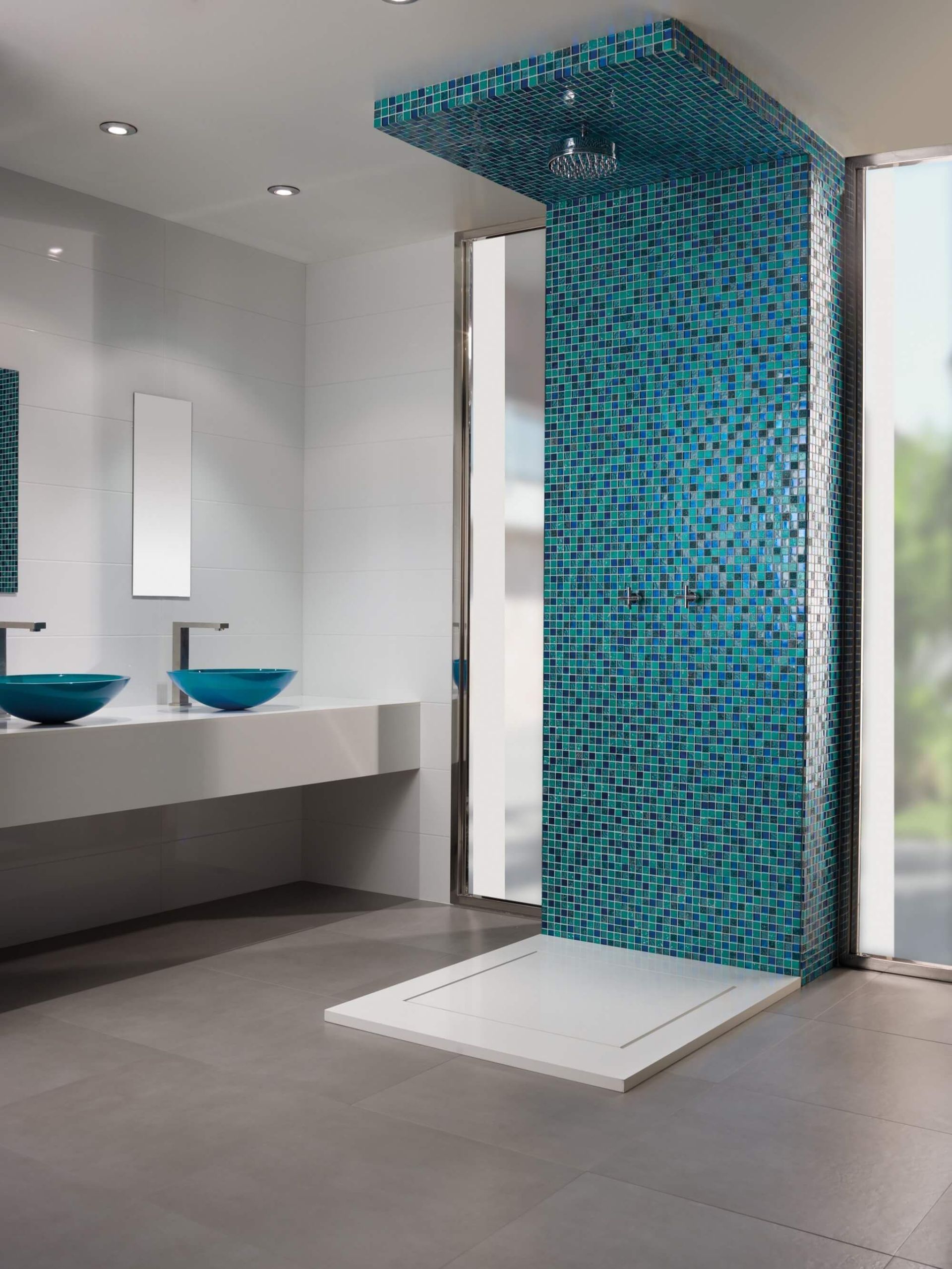 Baño moderno con ducha y lavabo con azulejos turquesa. Paredes de cristal y diseño minimalista.