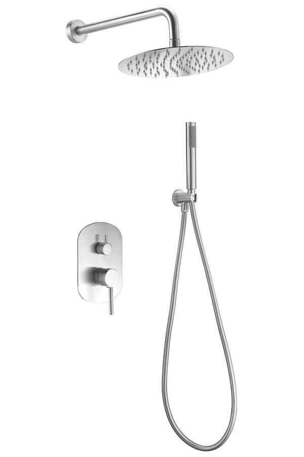 Juego de ducha de níquel cepillado con cabezal de ducha de lluvia, ducha de mano y controles montados en la pared.