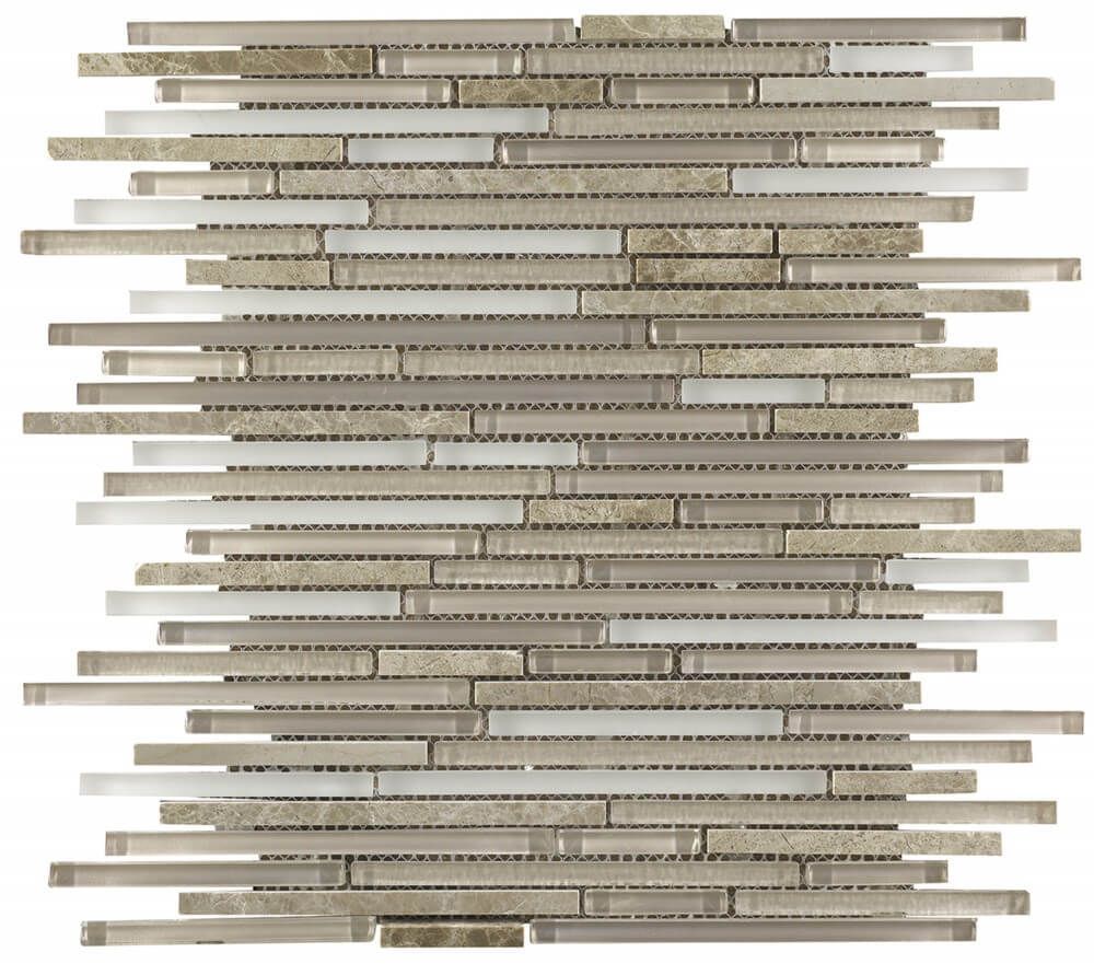 Mosaico con tiras horizontales de vidrio y piedra de ancho variable en tonos beige, blanco y gris.