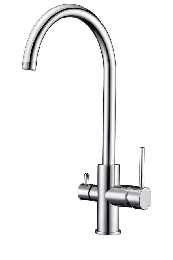 Grifo de cocina cromado con caño alto curvo y dos manijas de control.