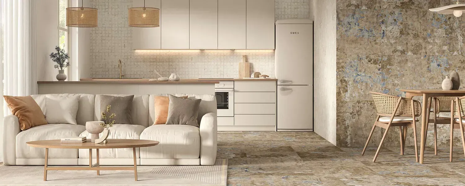 Interior de apartamento moderno y acogedor con sofá, cocina y comedor. Colores neutros con texturas naturales.