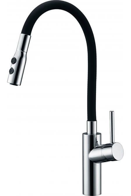 Grifo de cocina con manguera flexible de color negro y acabado cromado.