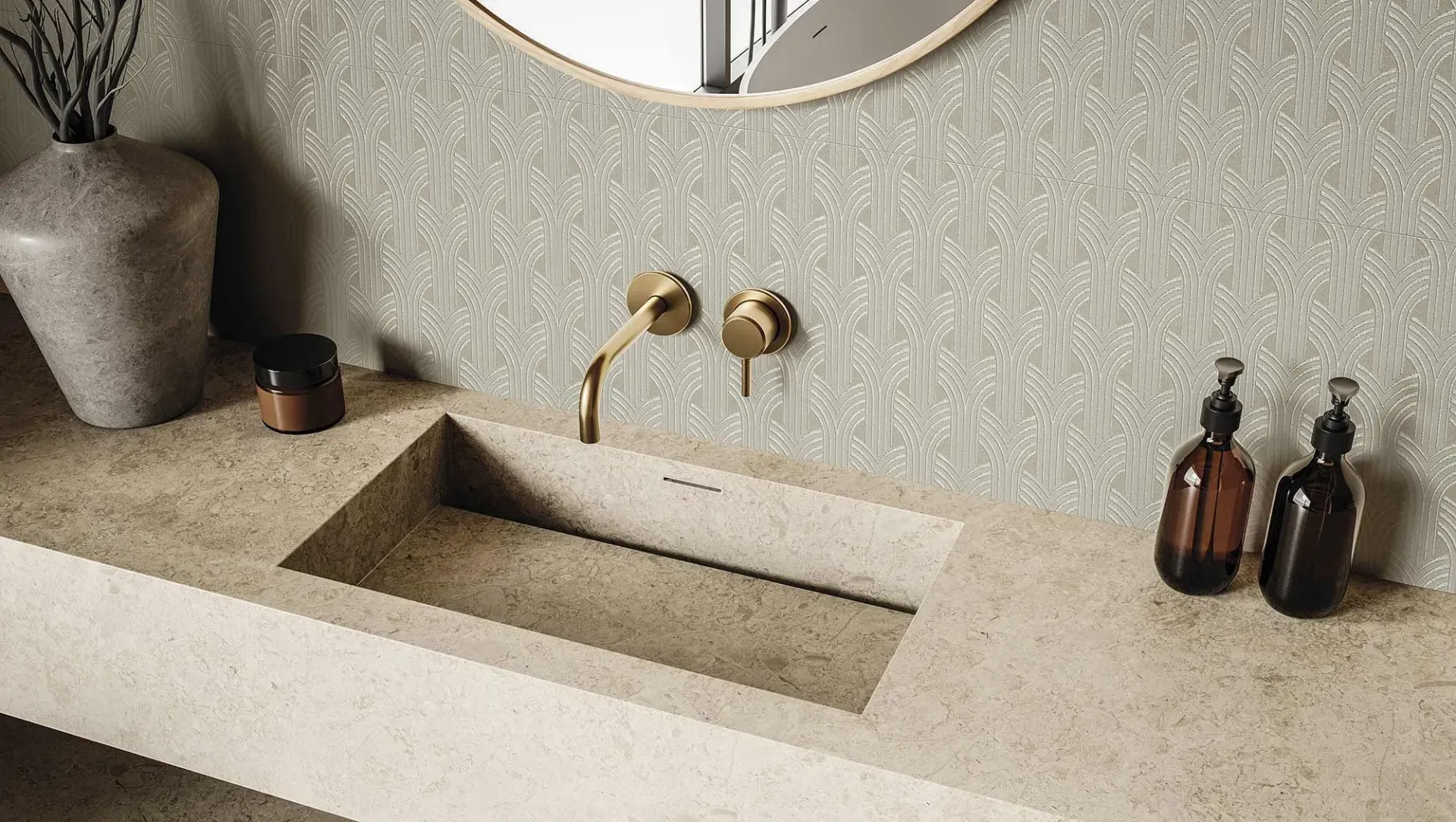 Baño con encimera color tostado, lavabo integrado, grifo dorado y pared gris texturizada.