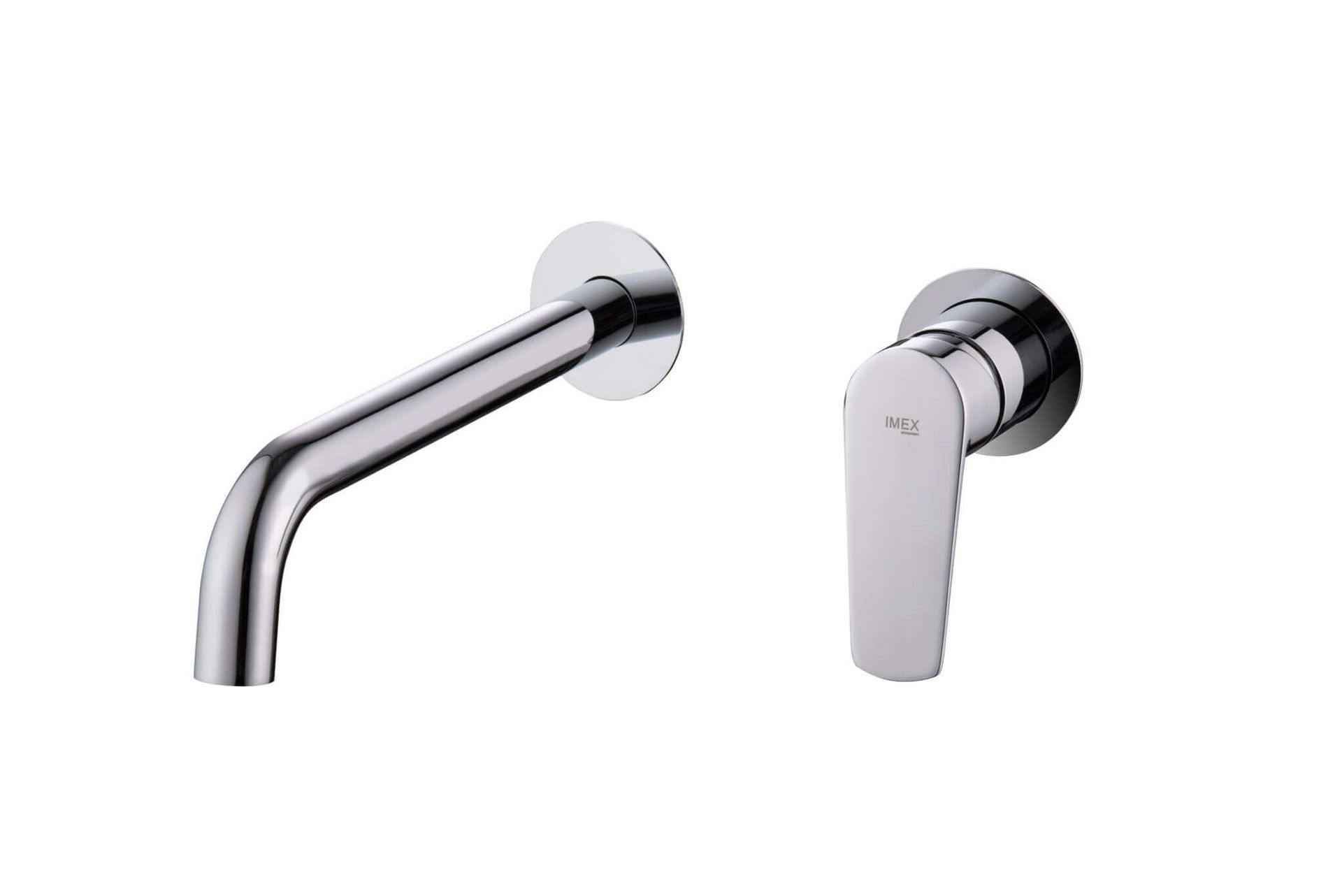 Grifo de pared cromado con caño curvo y manija de palanca.