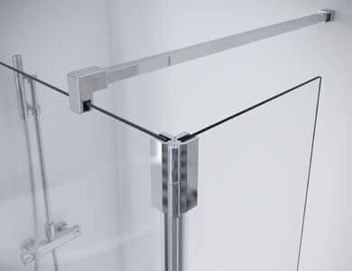 Cabina de ducha con panel de cristal sostenido por barra metálica y poste vertical.