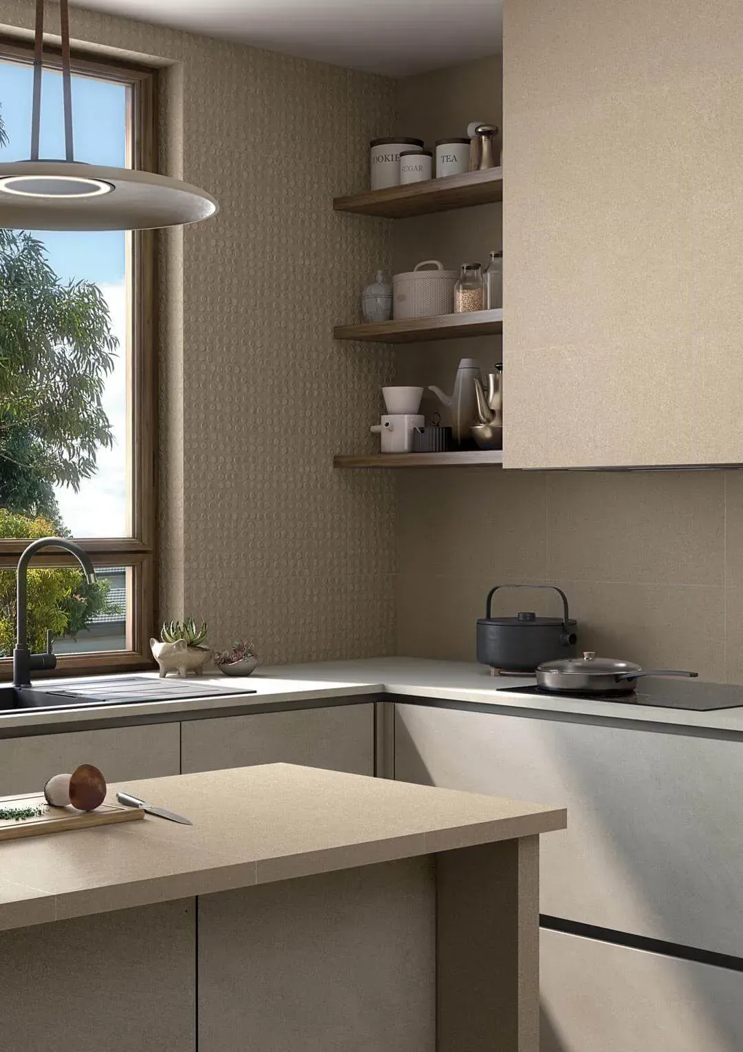 Cocina moderna con gabinetes de color beige, encimeras claras y estantes de madera abiertos contra una pared beige texturizada.