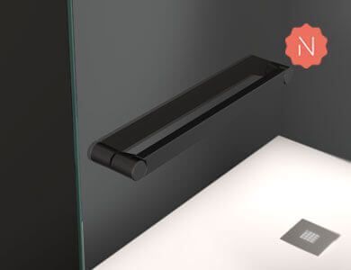 Estante de ducha de color negro montado sobre pared de cristal, con base de ducha de color blanco y desagüe.