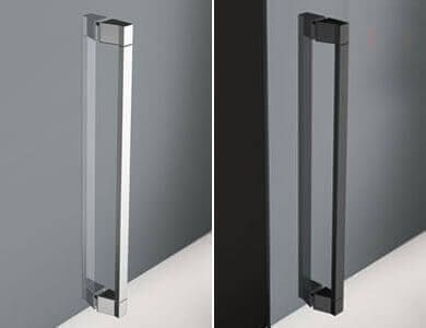 Dos manijas verticales para puerta de ducha: una cromada y otra negra. Ambas rectangulares, sobre pared gris.