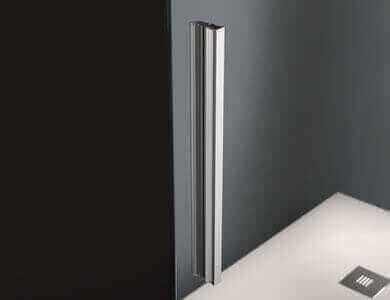 Manija de puerta de ducha de metal sobre una pared gris oscuro, cerca de un piso de ducha blanco.