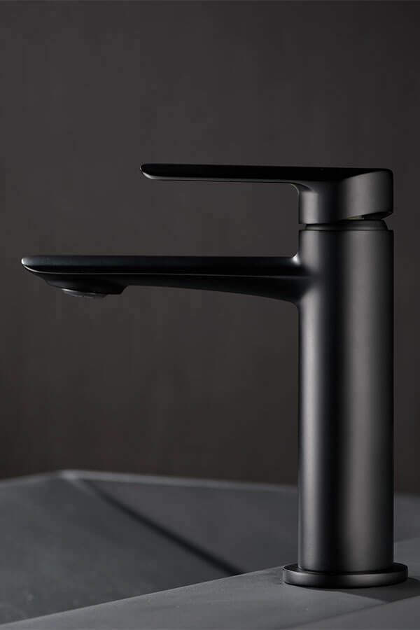 Grifo negro sobre superficie gris oscuro, con acabado mate.