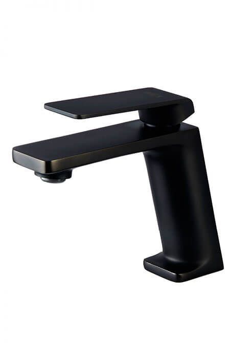 Grifo de color negro con mango plano y caño rectangular.