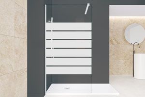 Mampara de ducha con bandas horizontales esmeriladas, en un baño moderno.