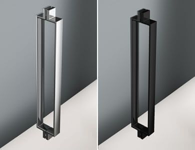 Dos manijas para puerta de ducha: una cromada y otra negra, rectangulares y de diseño moderno.