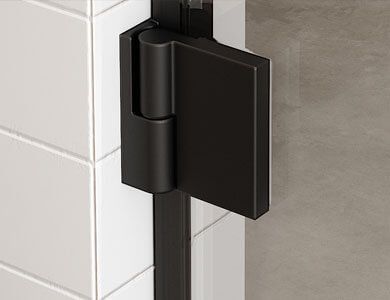 Bisagra para puerta de ducha de color negro, montada en pared de azulejos blancos.