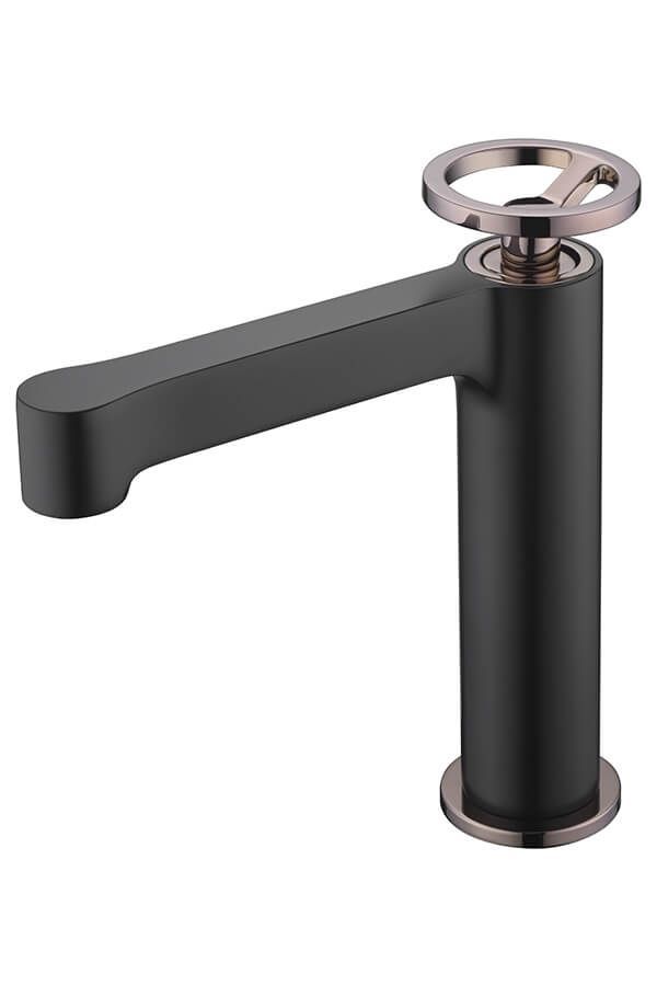 Grifo de baño en níquel cepillado y negro con manija en forma de rueda.