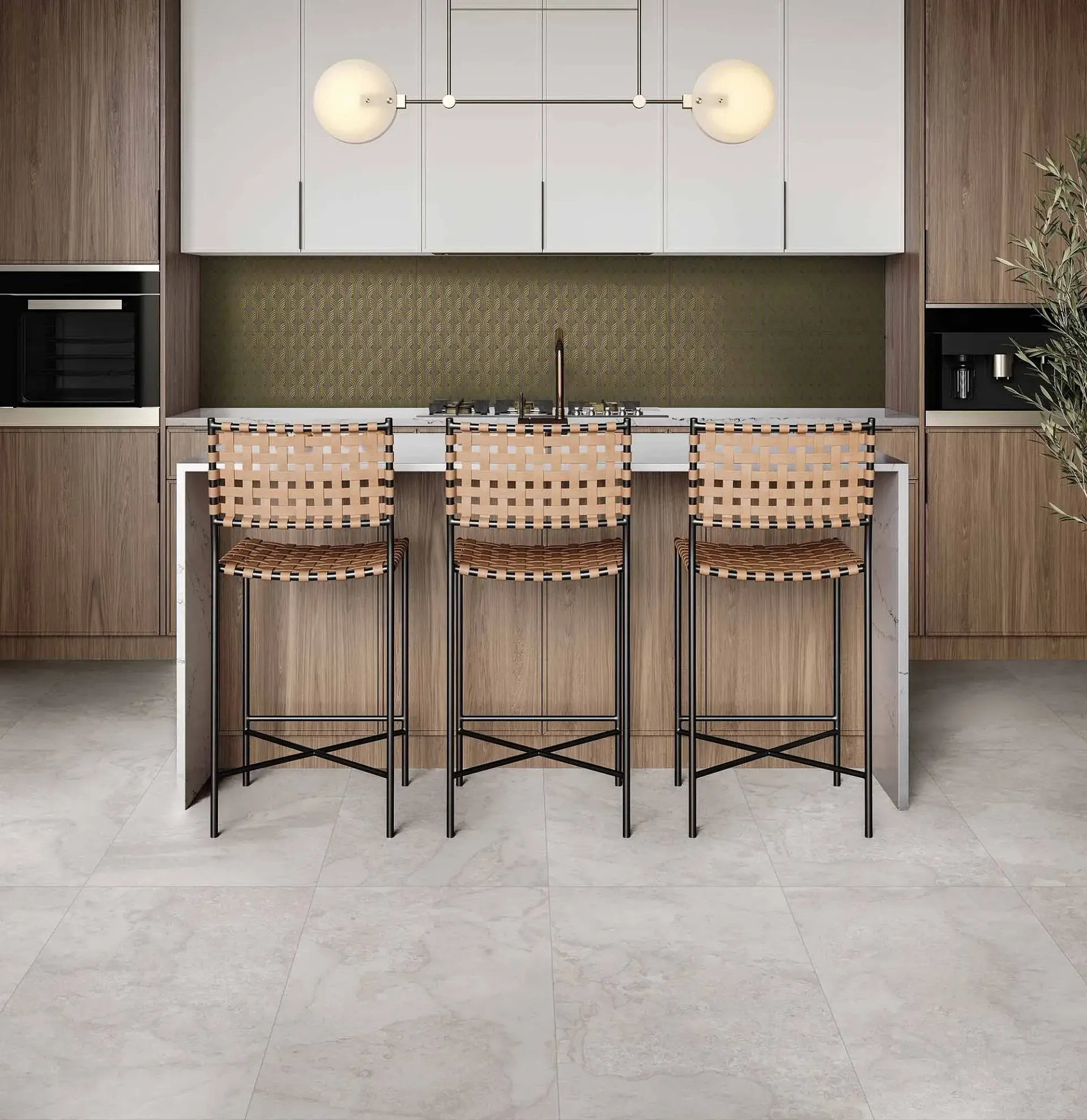 Cocina moderna con muebles de madera, isla con taburetes y artefactos de iluminación.