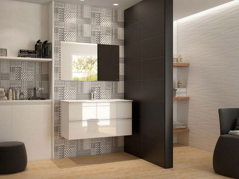 Baño moderno: tocador blanco, panel negro, pared con acento estampado, piso de madera clara.