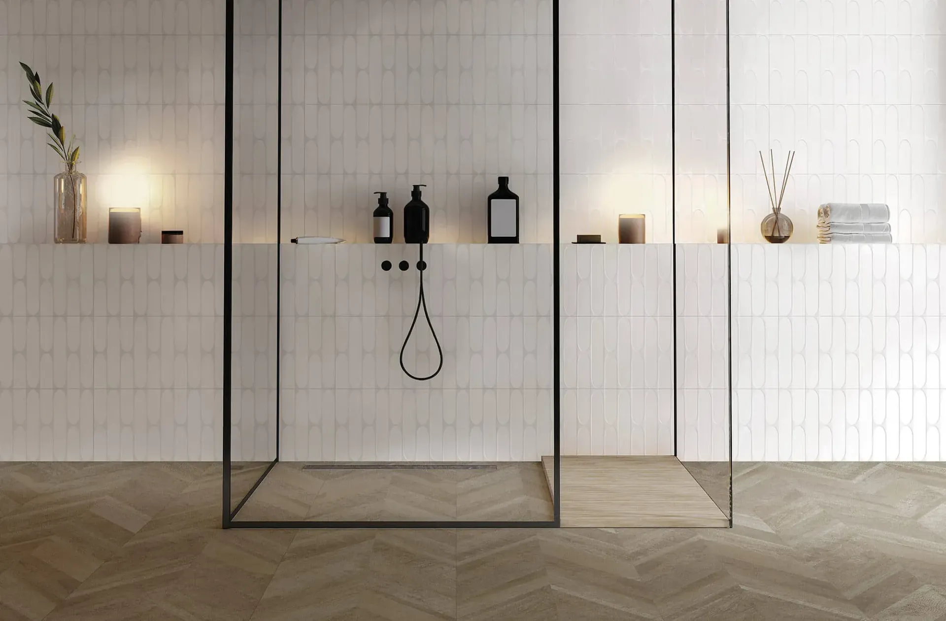 Ducha moderna con paredes de cristal, azulejos beige, accesorios negros y suelo de madera.