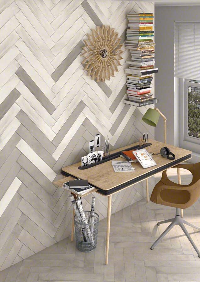 Oficina moderna con pared de madera en espiga, escritorio, silla y estantería.