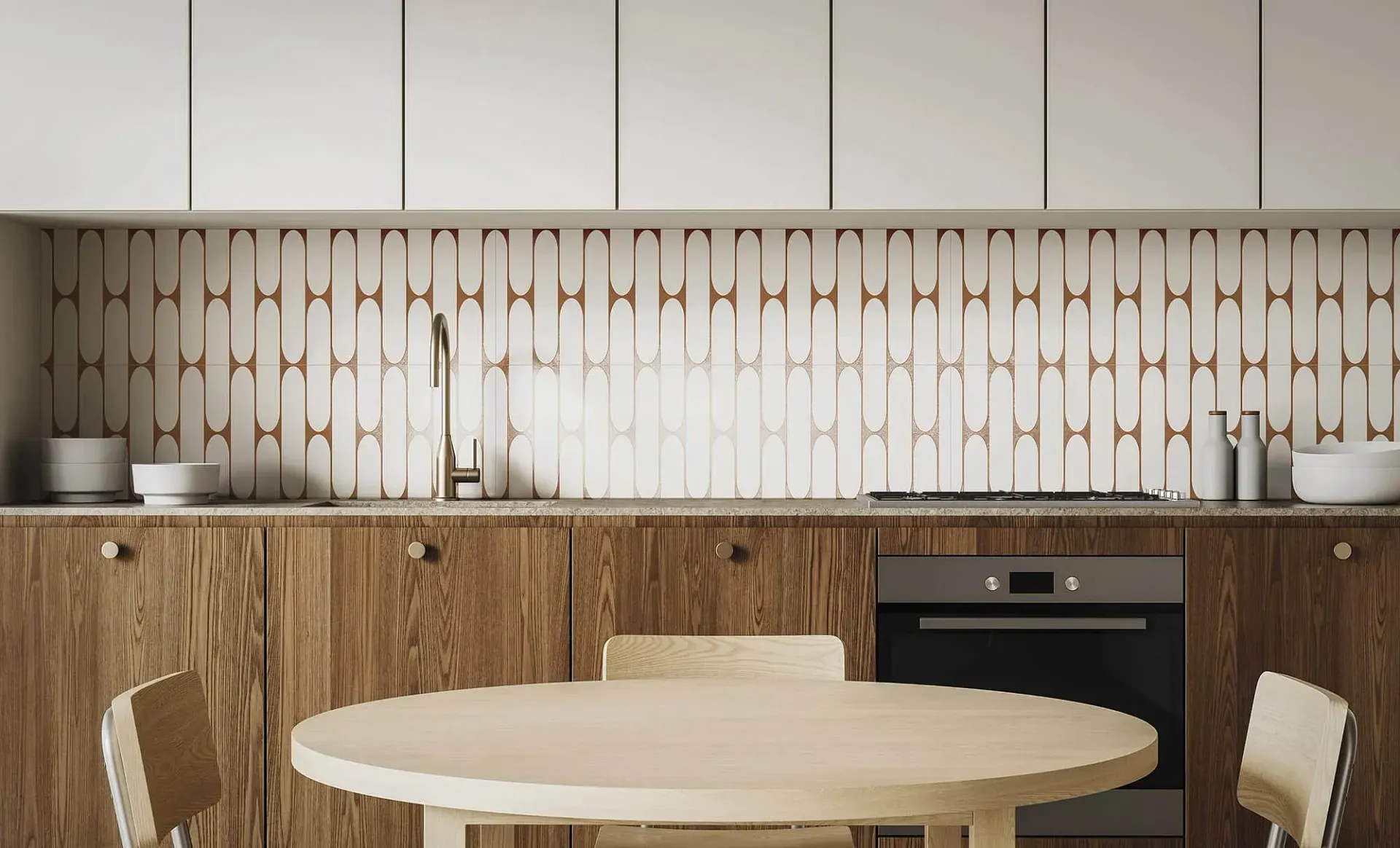 Cocina de madera con mesa redonda y sillas. Los gabinetes y el salpicadero tienen un diseño de azulejos único.