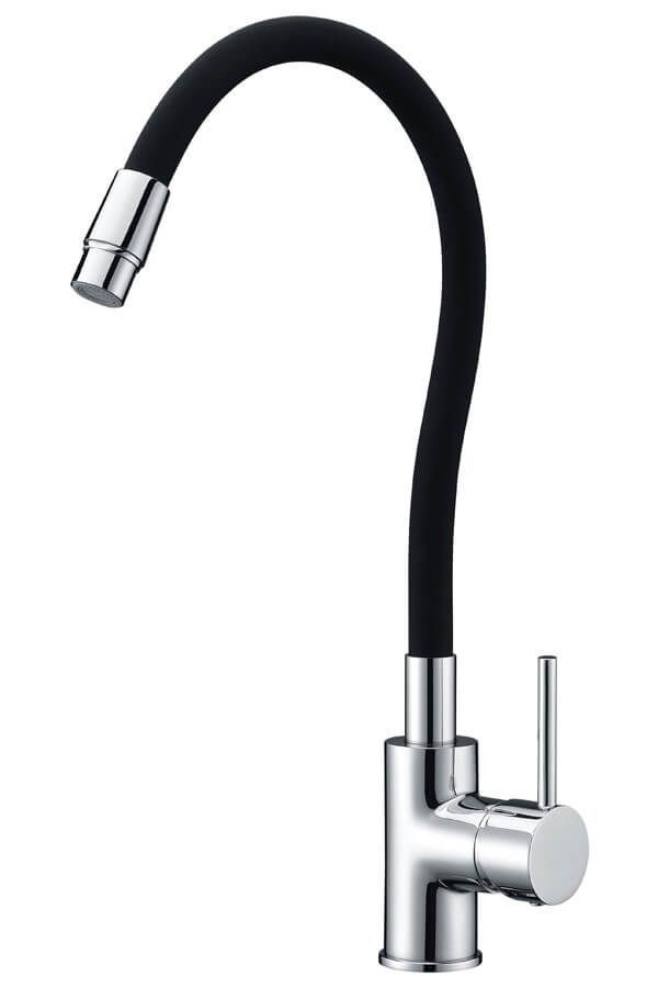 Grifo de cocina cromado con manguera flexible negra.