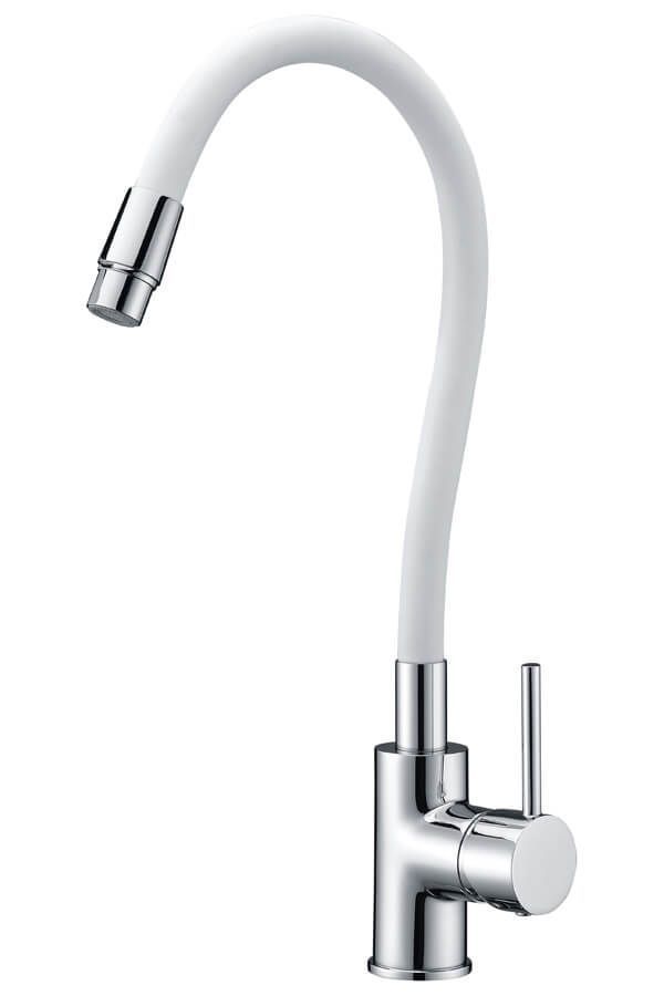 Grifo de cocina cromado con caño flexible blanco. Maneta de palanca sobre fondo blanco.