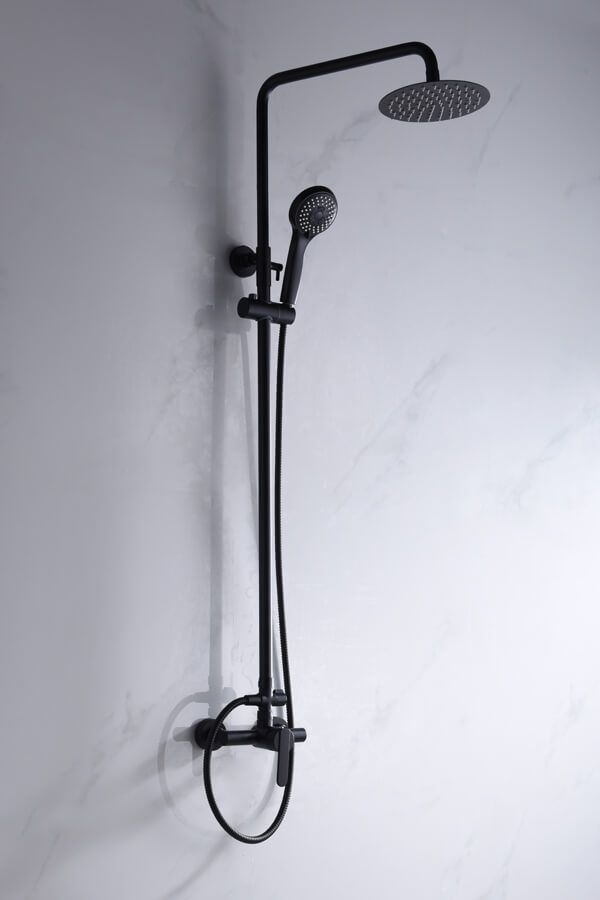 Cabezal de ducha negro y accesorio de ducha de mano montados en una pared blanca.