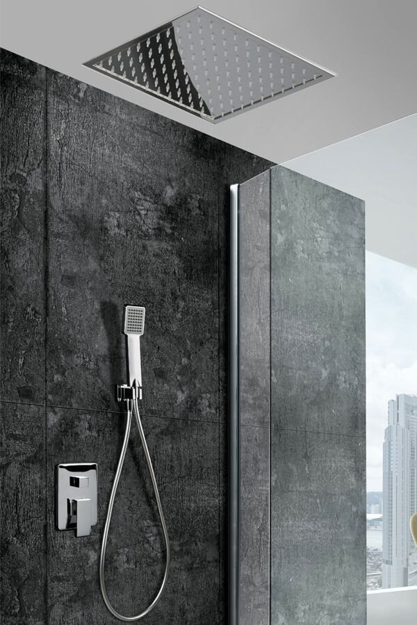 Cabezal de ducha de lluvia cuadrado y accesorio de ducha de mano en un baño moderno con paredes de color gris oscuro.