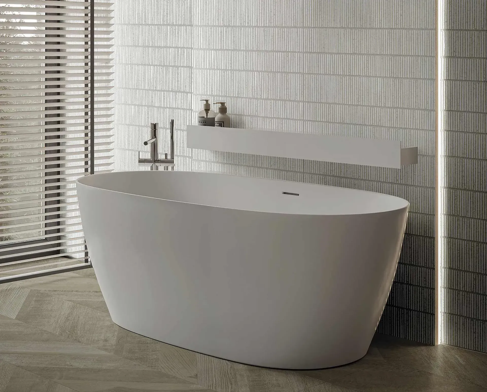 Baño moderno con bañera ovalada de color blanco, pared texturizada y estante con artículos de aseo.