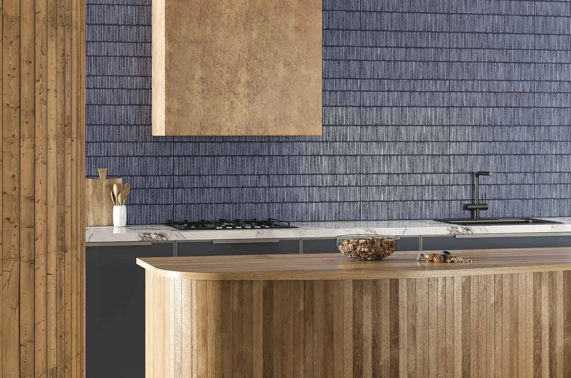 Cocina con paredes revestidas de madera, salpicadero de azulejos azules, campana extractora dorada y encimera de madera de color claro.