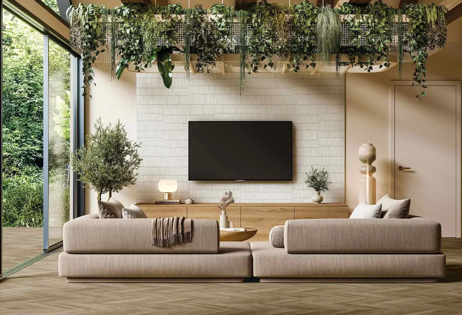 Sala de estar con sofá beige, TV, muebles de madera y vegetación; una pared de vidrio revela una vista al aire libre.