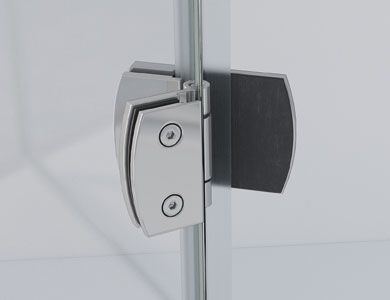 Primer plano de una bisagra de puerta de ducha de acero inoxidable, unida a un vidrio transparente y un marco plateado.