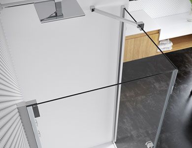 Puerta de ducha de vidrio en baño moderno con detalles negros y paredes blancas.