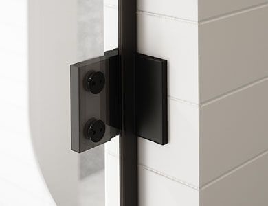 Bisagra de puerta negra montada sobre panel horizontal blanco.