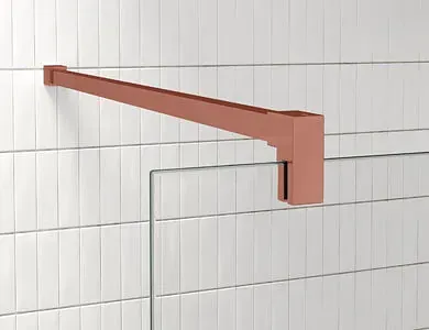 Barra de soporte para puerta de ducha de cobre montada en una pared de azulejos blancos.