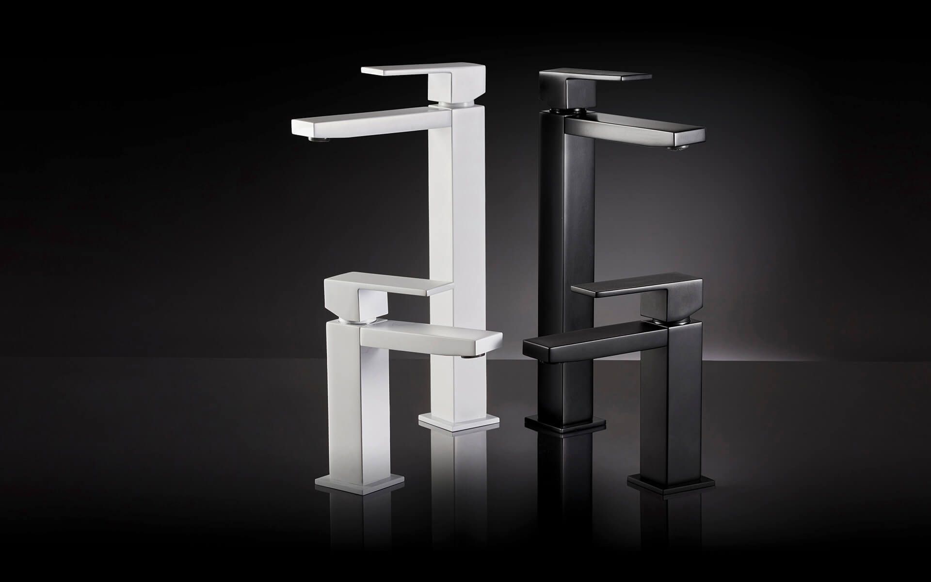 Dos grifos modernos de forma cuadrada, uno blanco y otro negro, sobre un fondo oscuro reflectante.