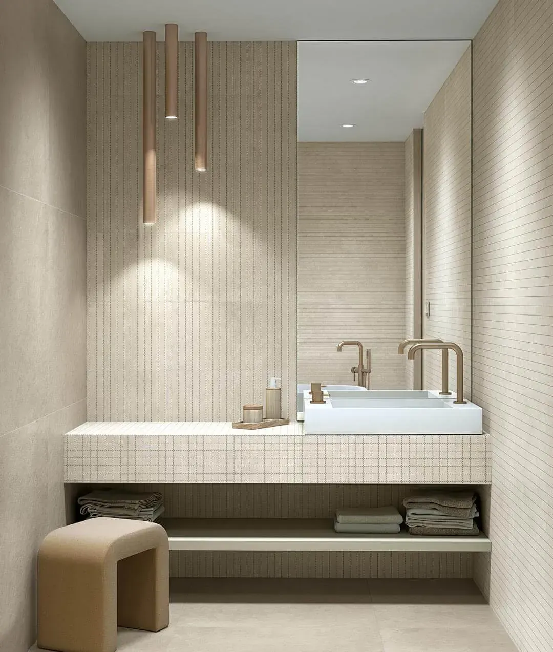 Baño beige con lavabo, espejo y azulejos decorativos. Diseño moderno con lámparas colgantes de madera.