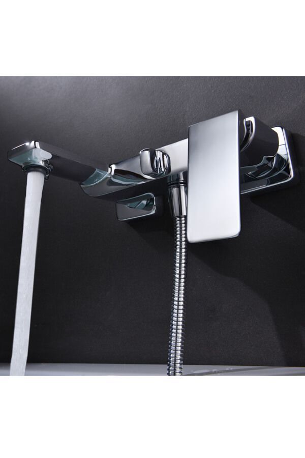 Grifo de ducha cromado con flujo de agua, cabezal de ducha y soporte de pared sobre fondo negro.