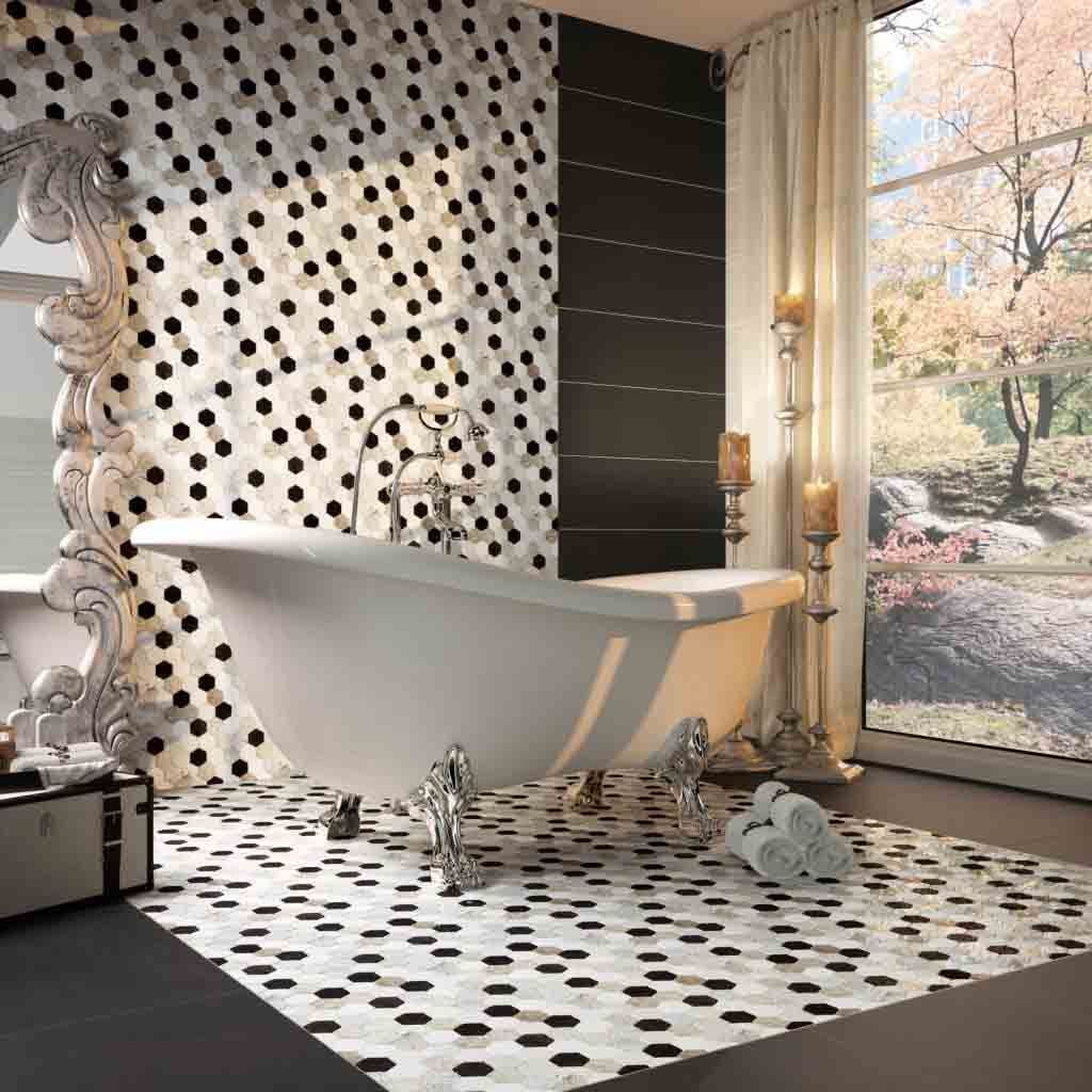 Baño con azulejos estampados, bañera con patas, espejo adornado y ventana con vista a un jardín.