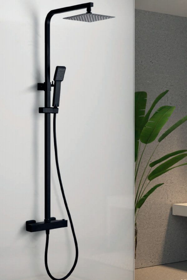 Sistema de ducha negro con cabezal de ducha superior y rociador de mano sobre una pared blanca.