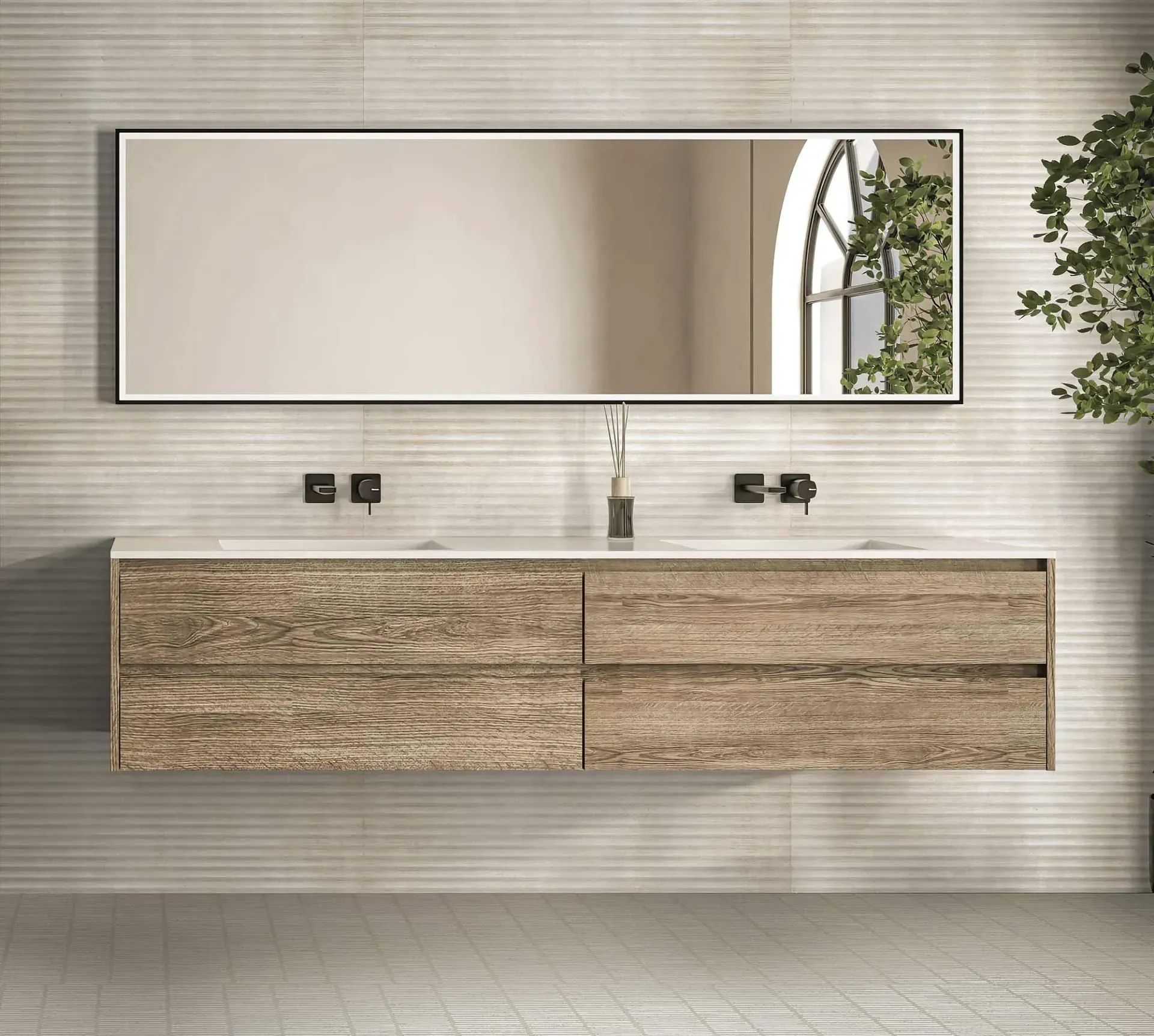 Baño moderno con tocador con vetas de madera, lavabos dobles, espejo rectangular y paredes y piso de azulejos en tonos neutros.